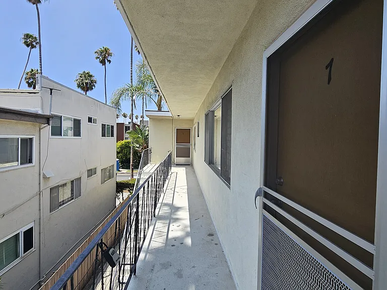 933 5th St #7 — Photo 3