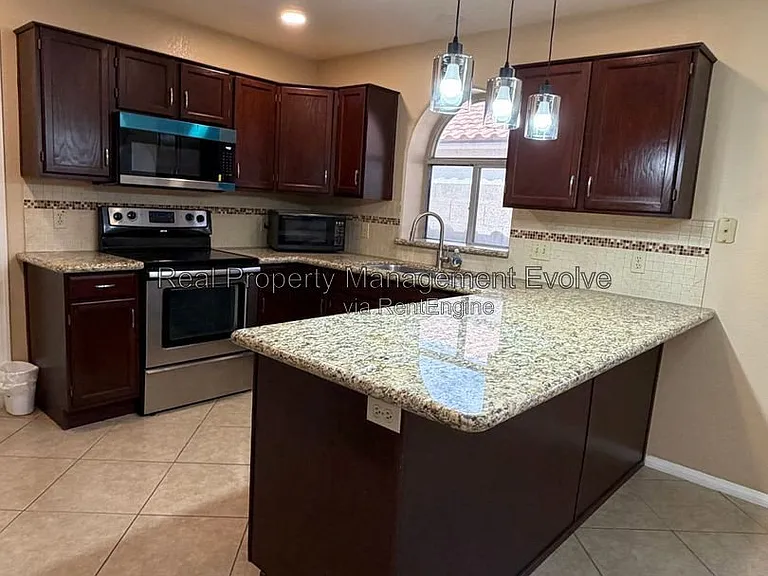 7568 W Kerry Ln — Photo 8