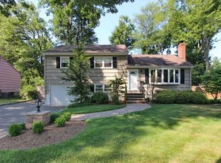 11 Fieldstone Dr, Livingston, NJ 07039