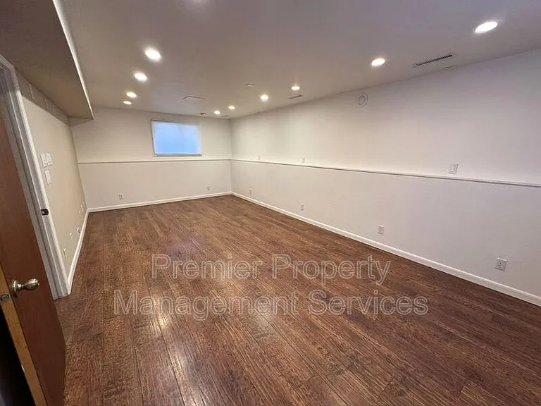 1940 Avenue C — Photo 9