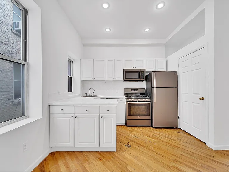 316 Hudson St #4B — Photo 5