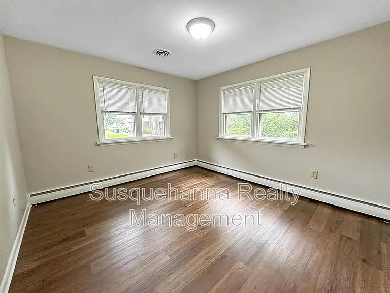 215 Division St — Photo 16