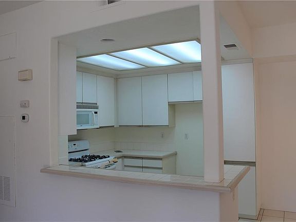 5th image of 13 Whippoorwill Ln