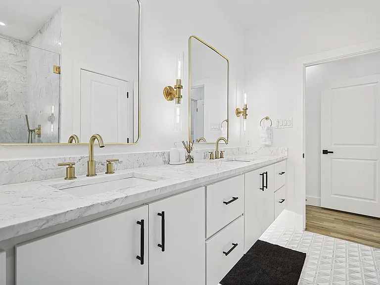 2347 Kings Rd — Photo 5