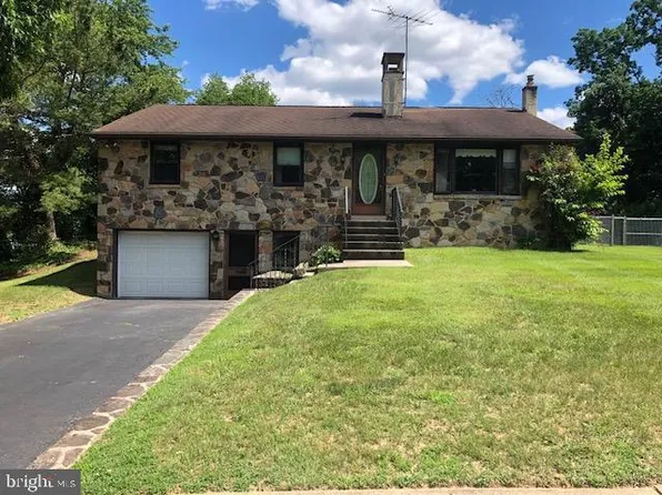 1903 Susan Ln, Upper Chichester, PA 19061