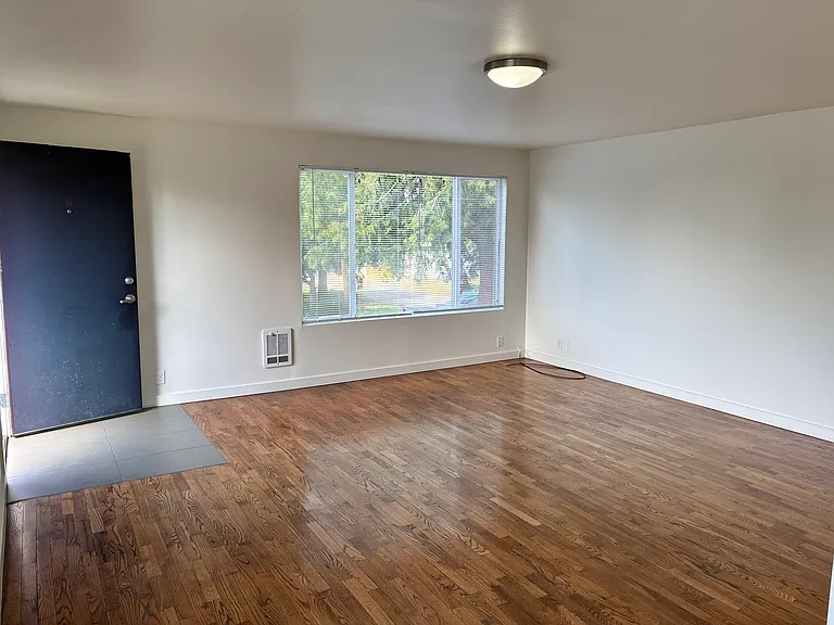 312 28th Ave S #C — Photo 2