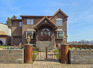 2 Edgewater Rd, Cliffside Park, NJ 07010
