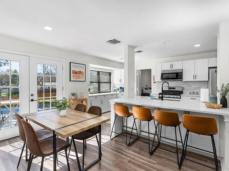 Shin Oak Dr — Photo 5