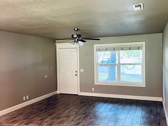 4th image of 335 W Nightingale Cir
