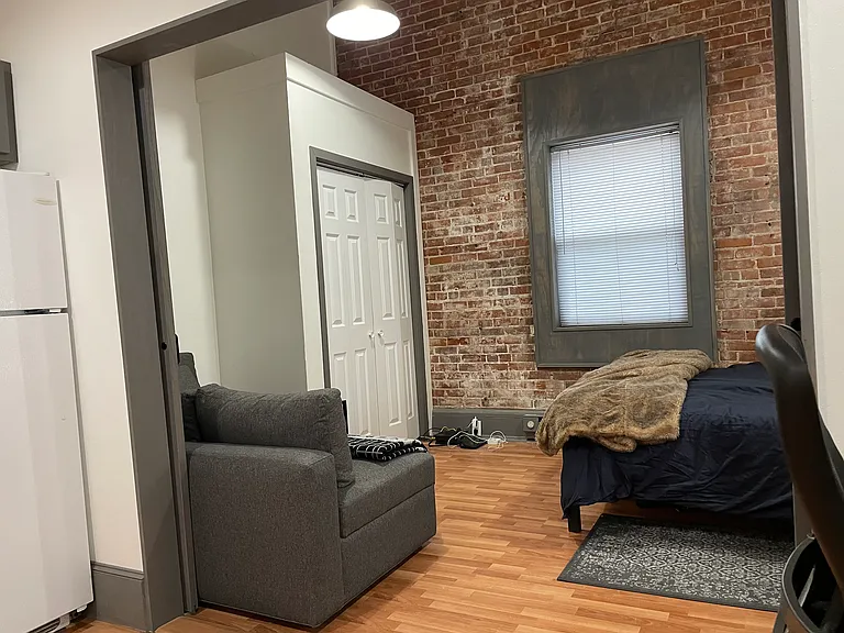400 Main St E #6 — Photo 6