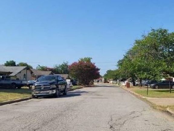 Exterior Neighborhood (street photo)