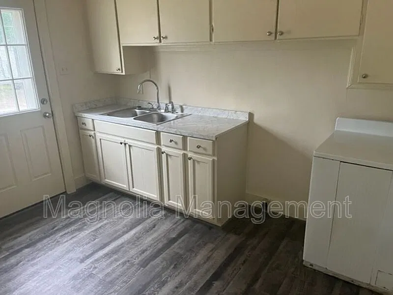 2 bed, 1.0 bath, $825 — Photo 4