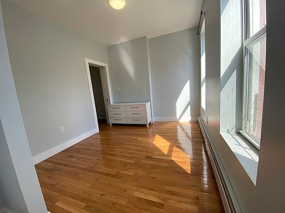 2nd image of 123 Montrose Ave #3
