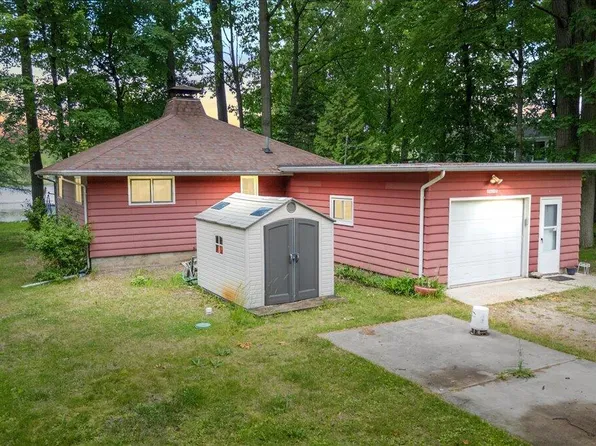 10151 Birch Dr, Riverdale, MI 48877