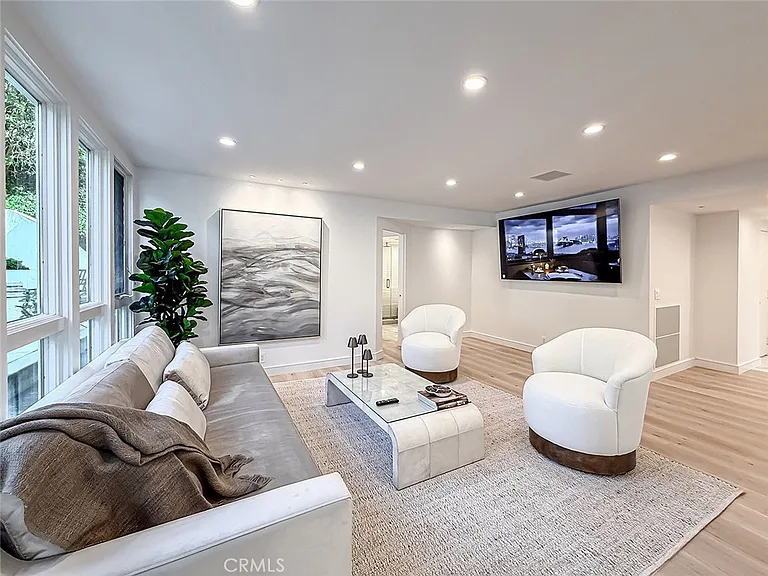 4266 Louise Ave — Photo 12