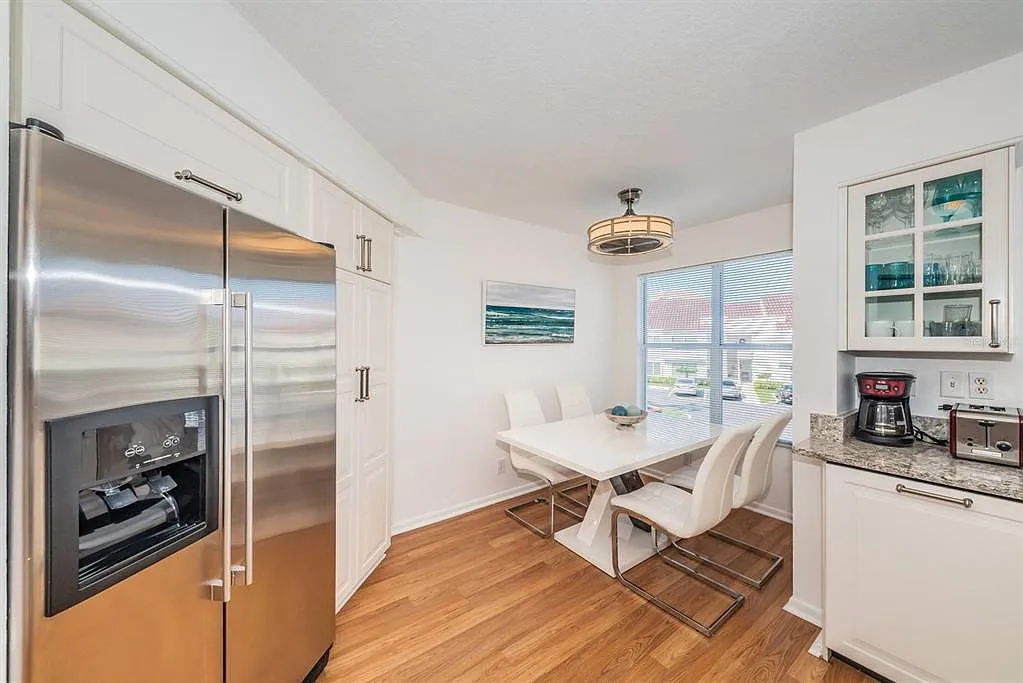2 bed, 2.0 bath, 1070 sqft, $5,170 — Photo 4