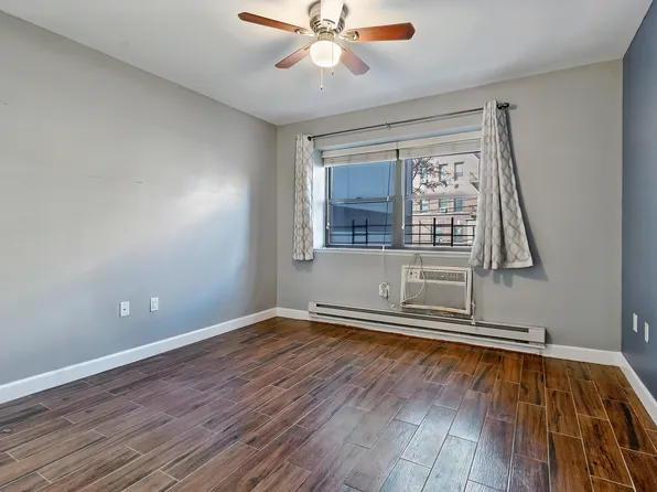 31-23 Crescent Street image 4 of 12