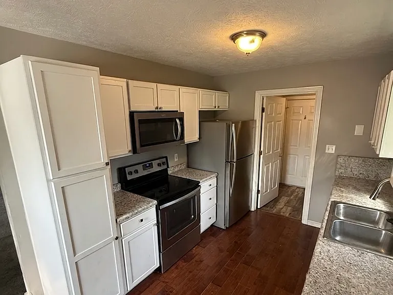312 Country Ct — Photo 2