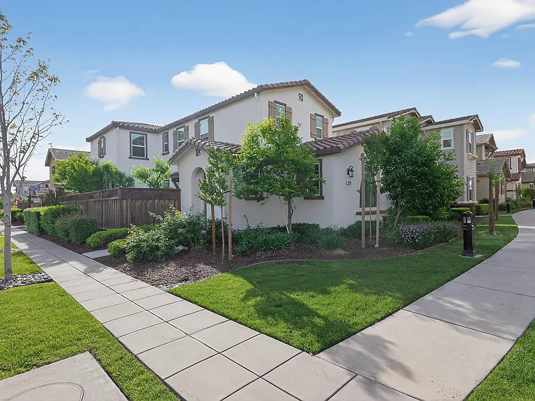 1005 S Fowler Ln — Photo 1