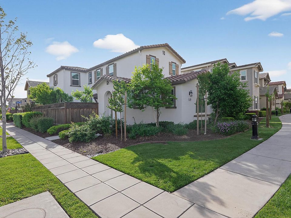 1st image of 1005 S Fowler Ln