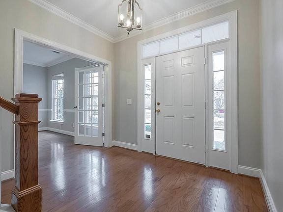 5th image of 313 Meadowglade Ln