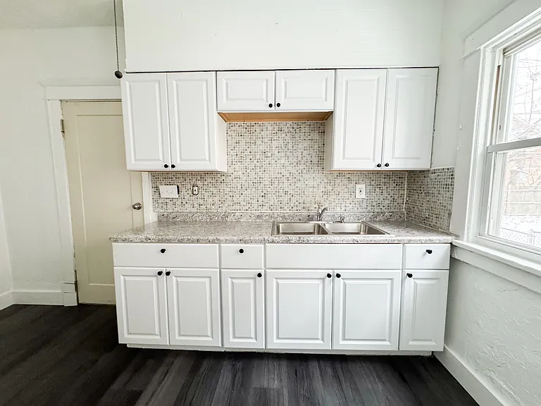 3 bed, 1.0 bath, 1200 sqft, $1,300 — Photo 22