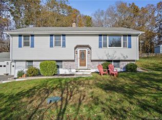 39 Tra Mart Dr, Uncasville, CT 06382