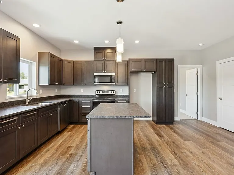345 NW 4th St — Photo 6