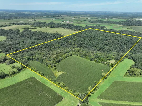 2158 Daisy Rd, Lansing, IA 52151