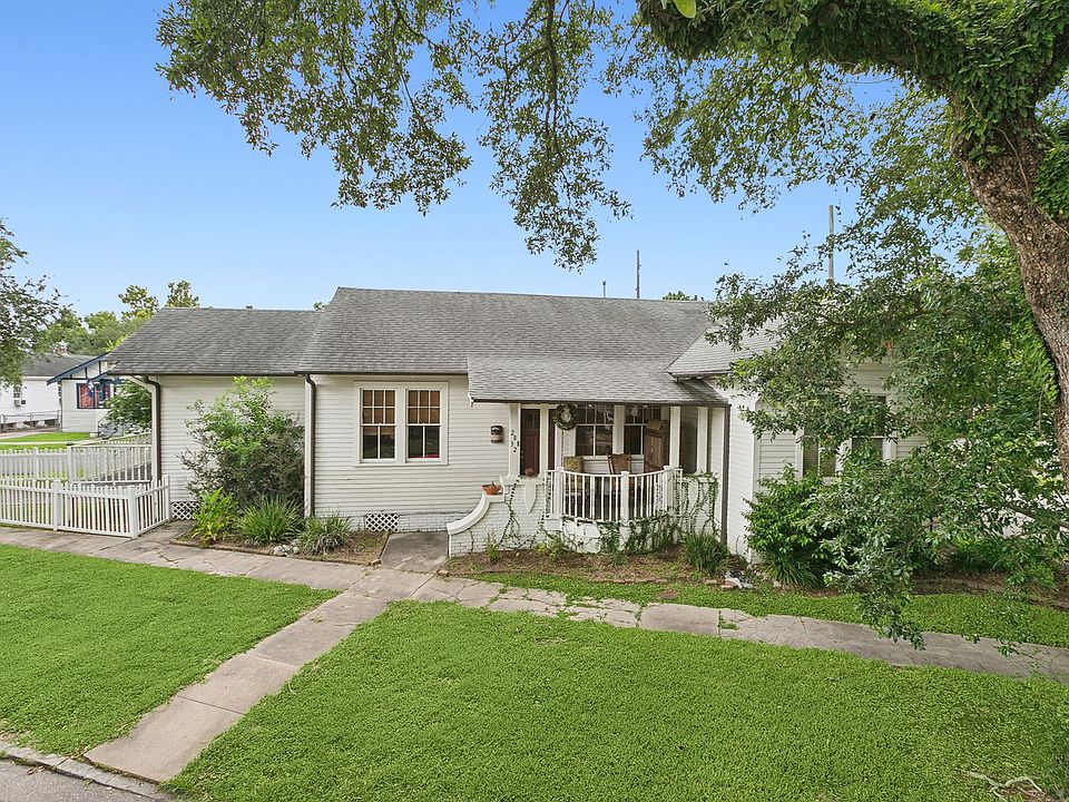 1st image of 2832 Saint Bernard Ave
