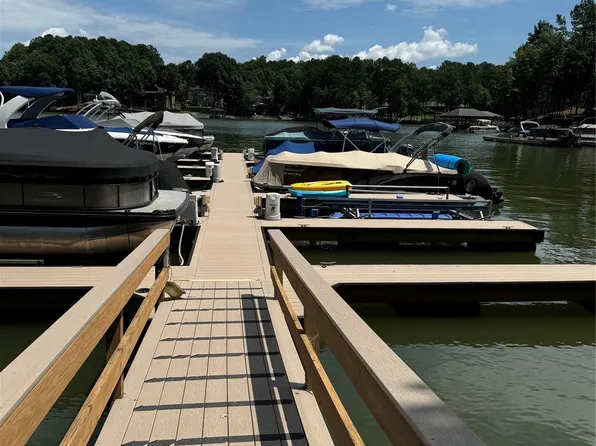 2369 Capes Cove Dr, Sherrills Ford, NC 28673