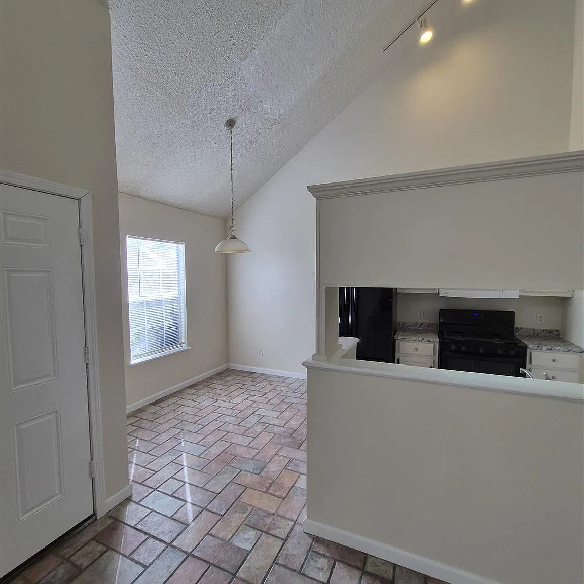 3 bed, 1252 sqft, $1,600 — Photo 2