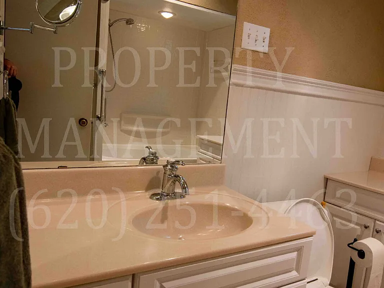 706 W 1st St — Photo 23