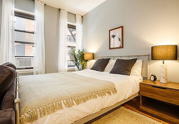 3rd image of 305 E 95th St APT 4F