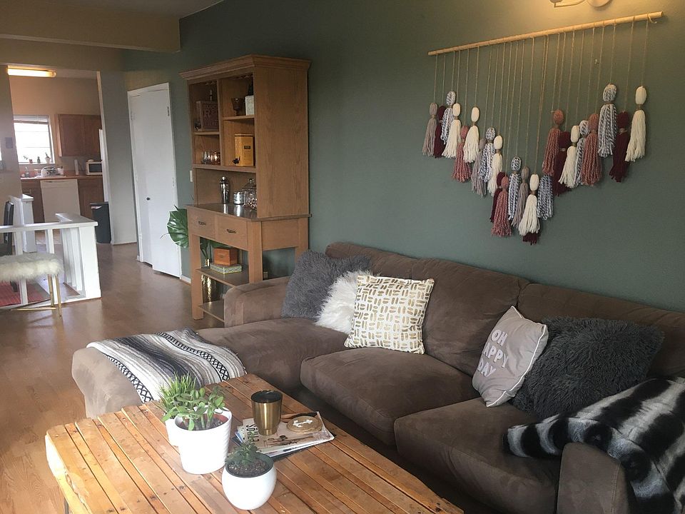 1877 Ferry Street, living room