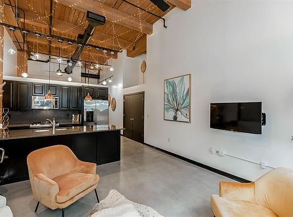 2nd image of 712 Broadway Blvd #305