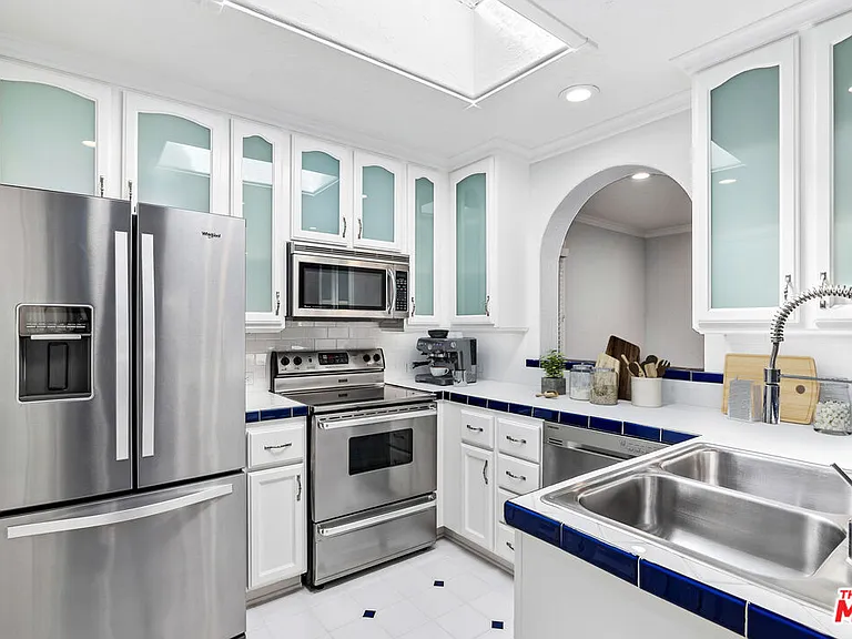 916 N Alfred St #6 — Photo 5
