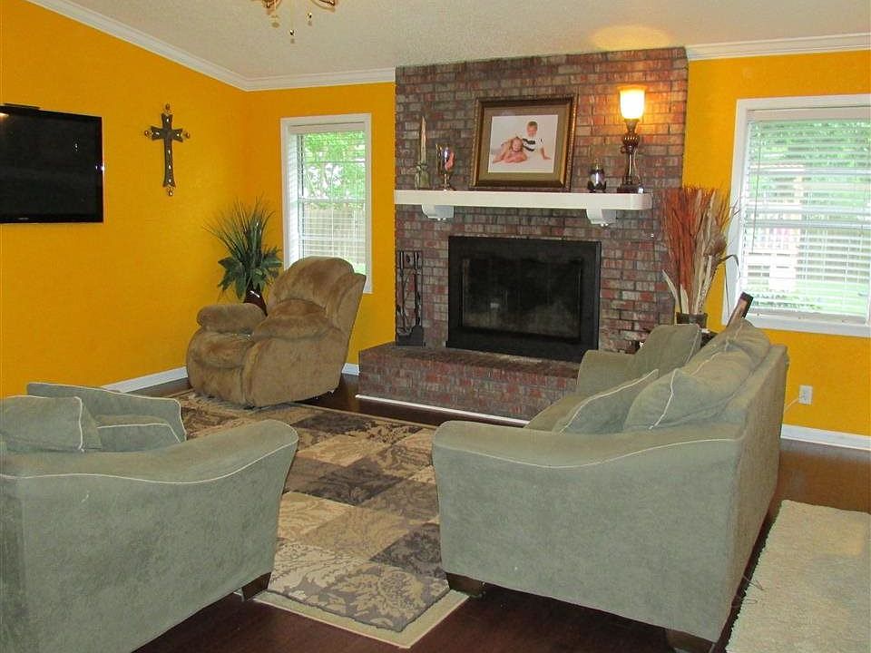 1st image of 22 E Greenfield Dr