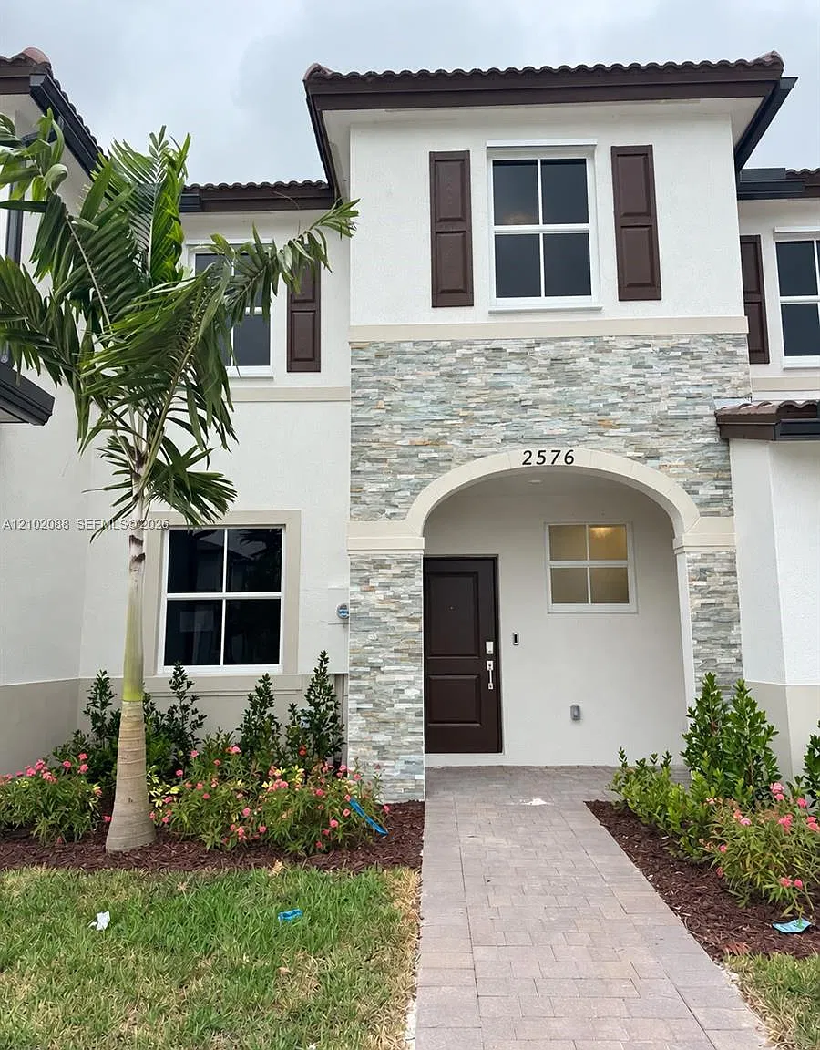 3 bed, 2.5 bath, $2,500 — Photo 2