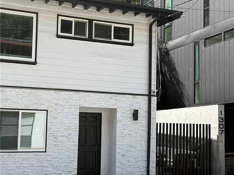 1303 N Beverly Glen Blvd — Photo 22