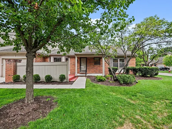 7140 Green Farm Rd, West Bloomfield, MI 48322
