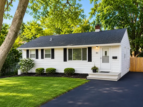 51 S Seymour Ave, Mundelein, IL 60060