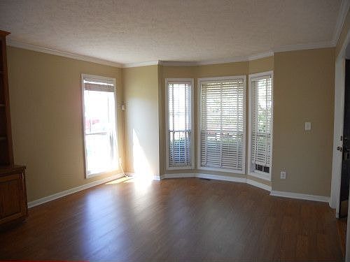 4th image of 685 Winding River Dr