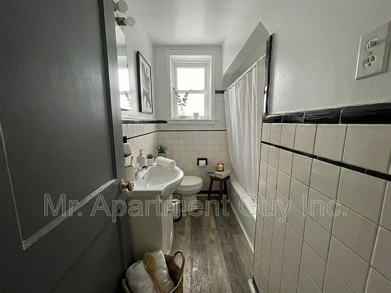 1454 Barton St E #4 — Photo 4