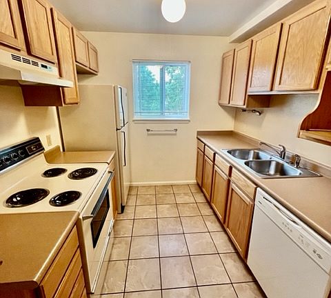 3rd image of 5625 S Sycamore St APT 206