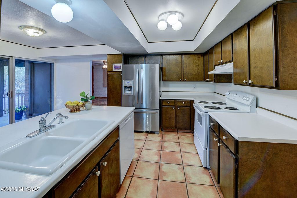 3520 N Melpomene Way, Tucson, AZ - View 6