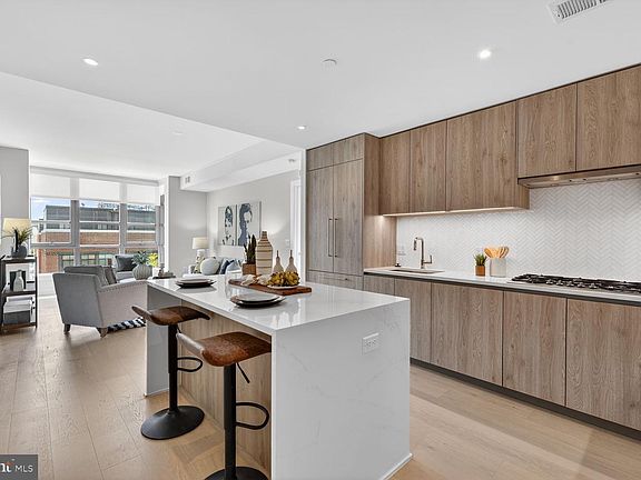 4th image of 1201 N Royal St #402