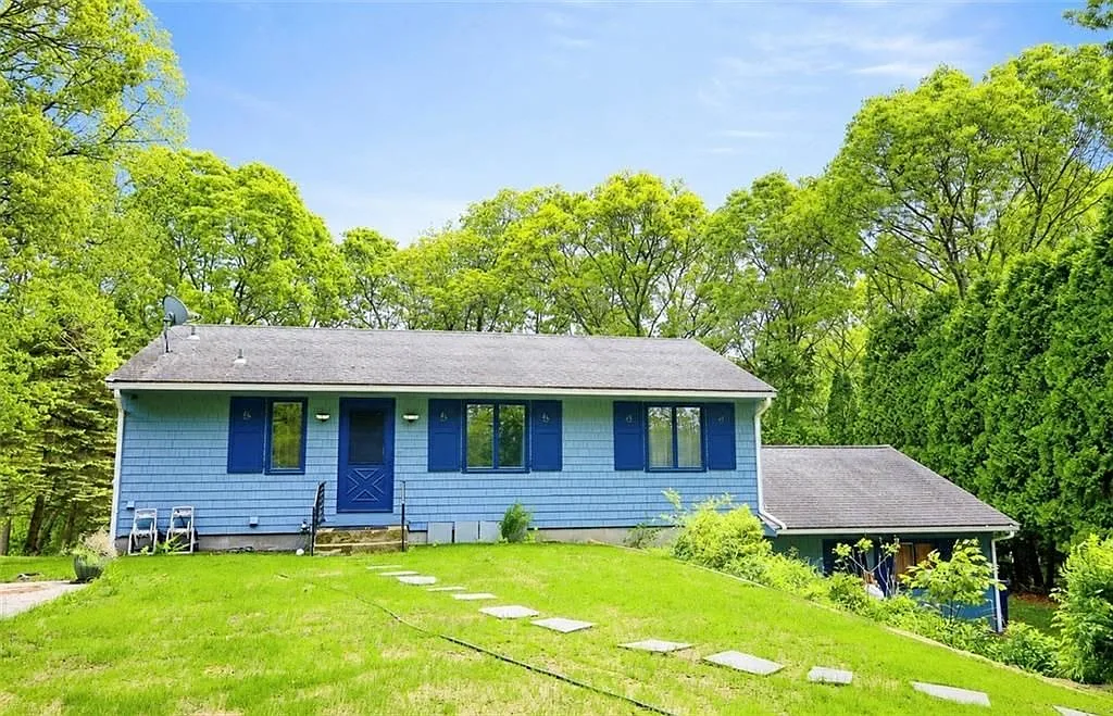 3 bed, 1.0 bath, 916 sqft, $2,300 — Photo 2