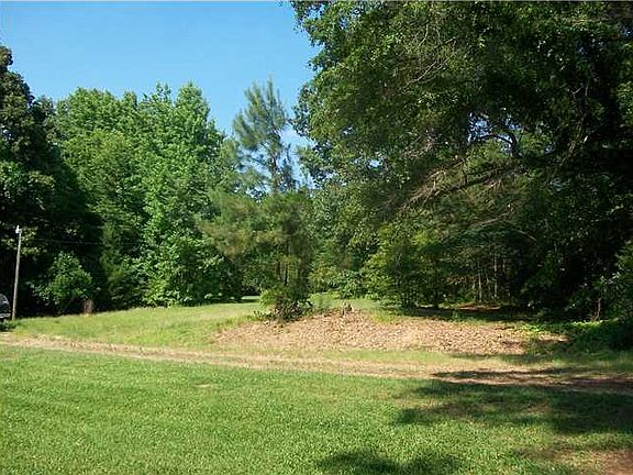 Lots of potential awaits a buyer! 3 bdr / 1 ba home sits on 1+ acre lot.  Approximately 1050 sq ft. 