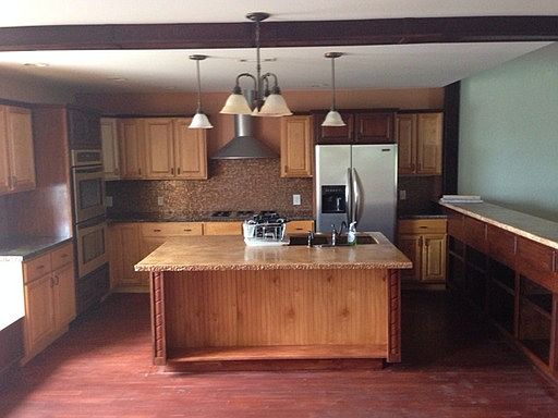 1st image of 218 W 6th St